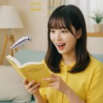 집 안에 은색 벌레(쥐며느리, 책벌레)가 나와서 놀라고있는 귀여운 한국여성